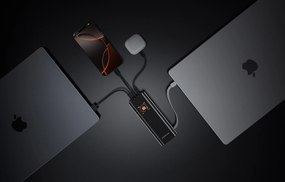 EcoFlow powerbank conectat la 2 laptopuri, un smartphone și căști TWS.