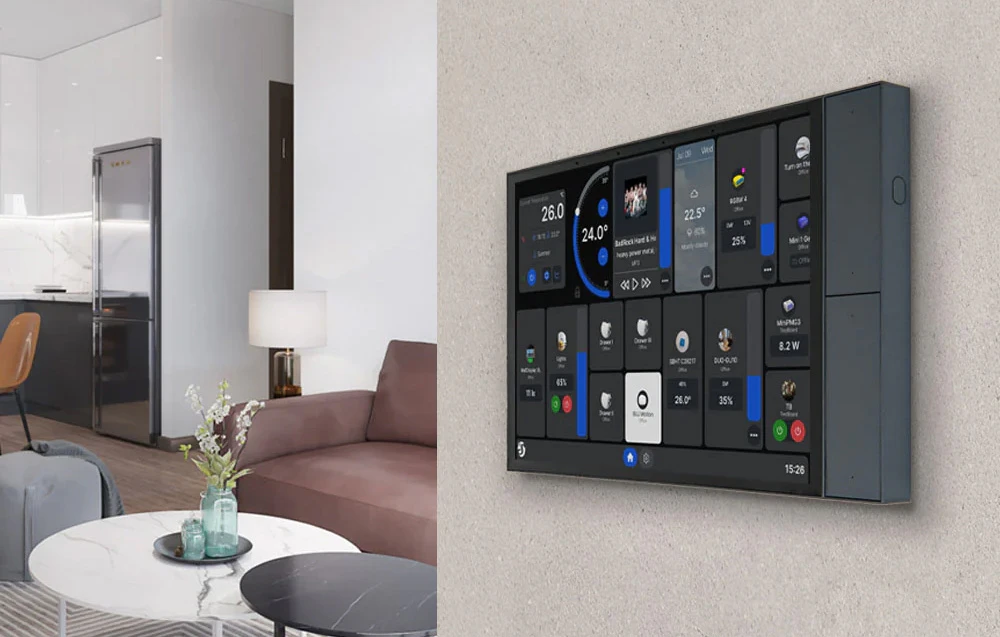Panou de control smart home pe perete în fața unei camere de zi moderne