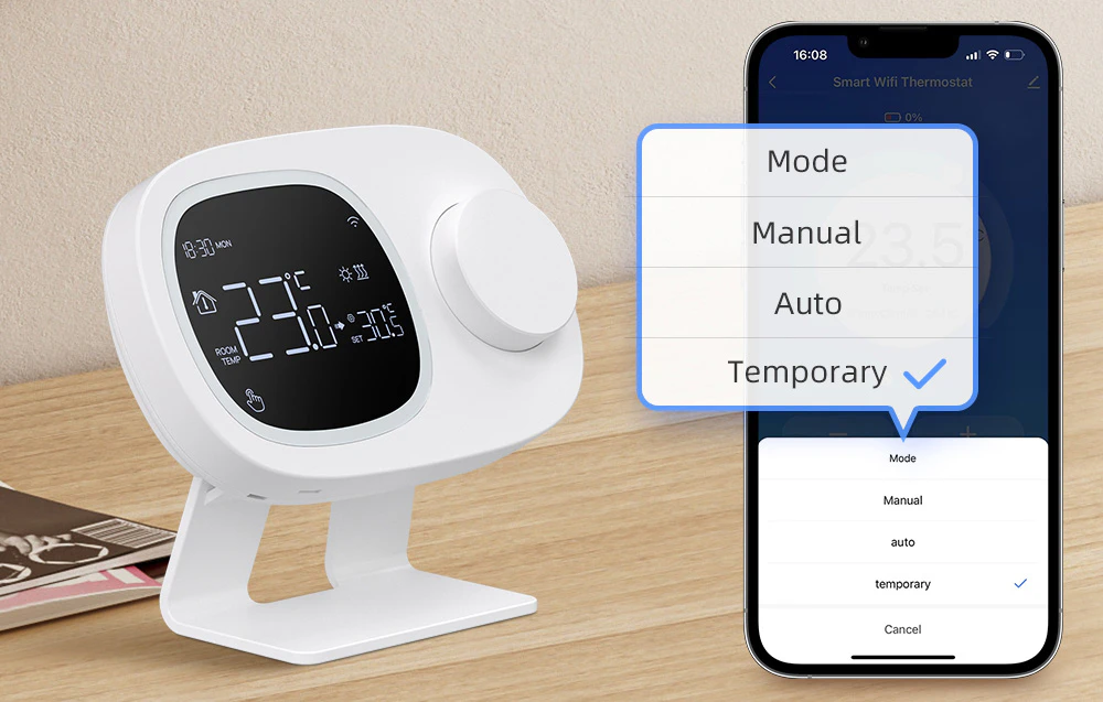 Termostat cu afișaj și smartphone cu aplicație activată pe masă de lemn