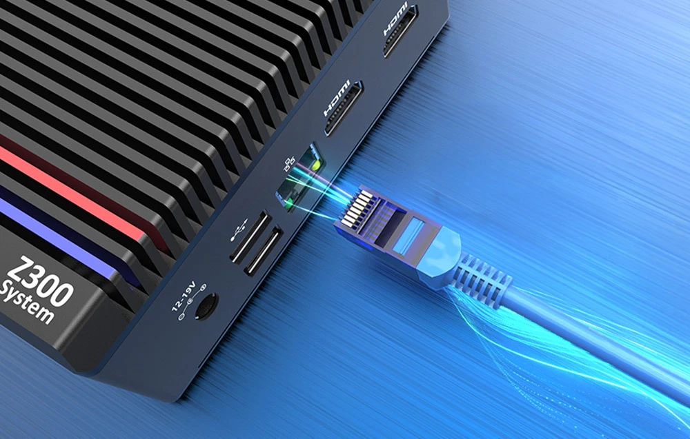 Un conector albastru RJ-45 pentru cablu Ethernet conectat la un port al mini PC-ului Minix