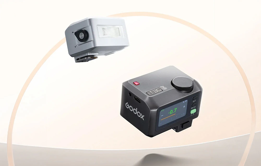 Două mini-blitzuri Godox iT30Pro S — unul argintiu și celălalt negru
