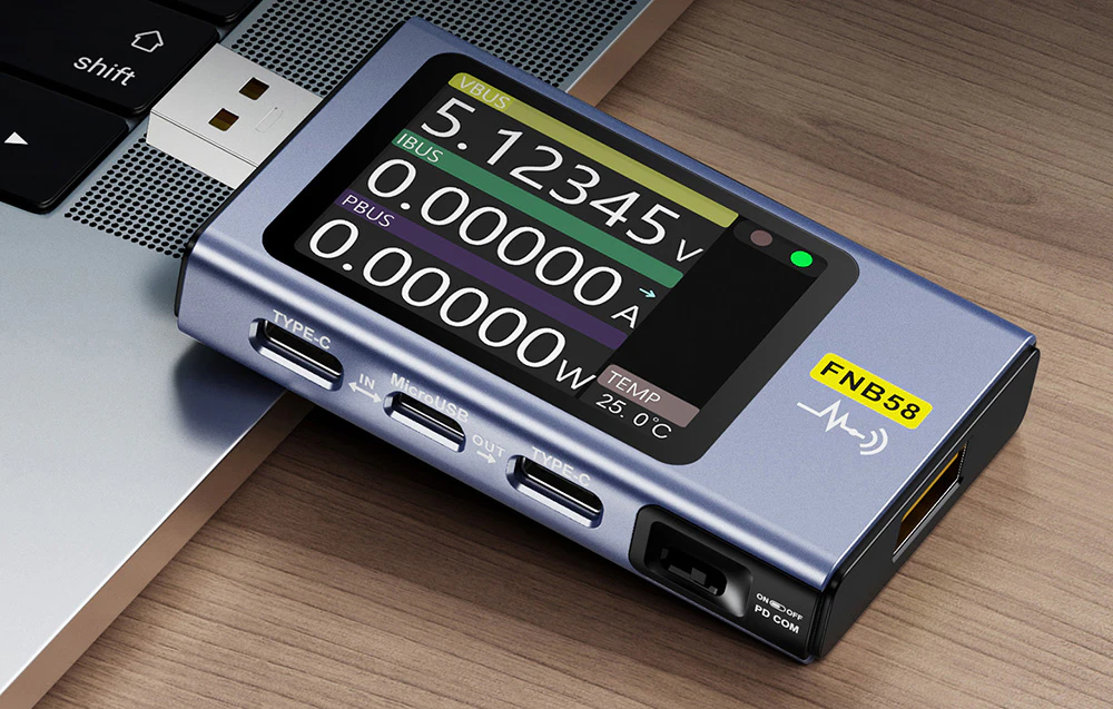 Tester port USB așezat pe un laptop