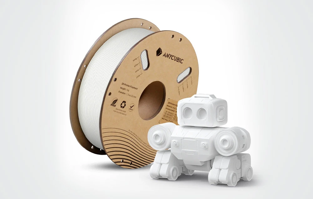 Filament High Speed PLA Anycubic în culoare albă, lângă care stă o figurină realizată cu o imprimantă 3D.