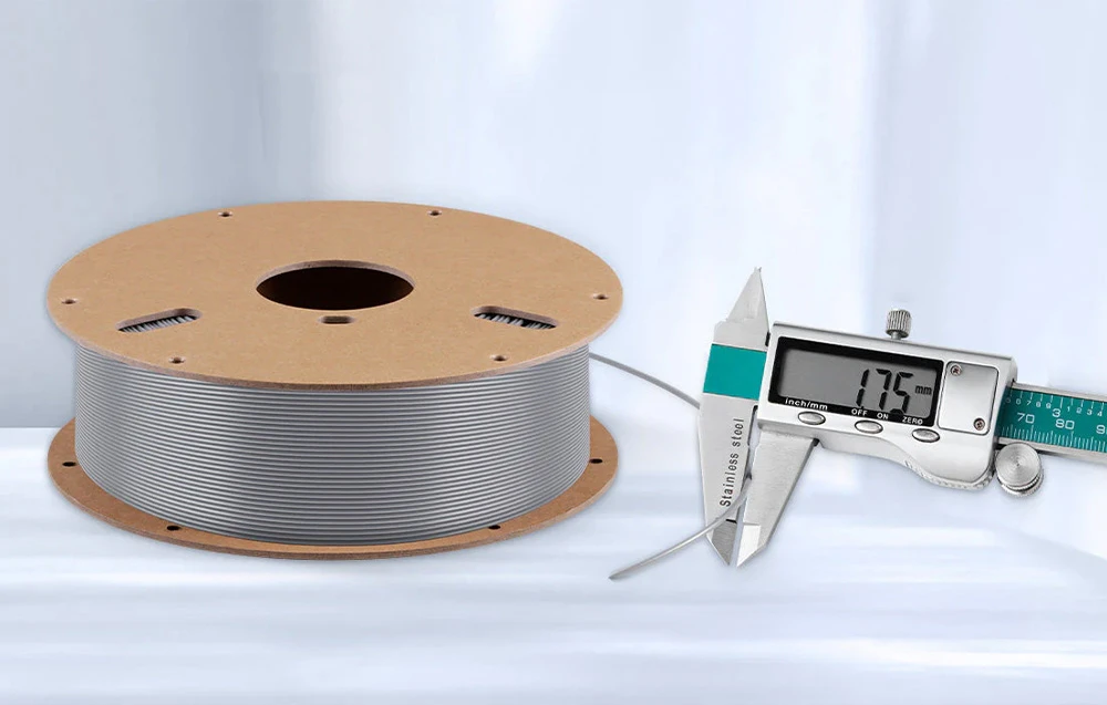 Filament Anycubic de culoare gri.
