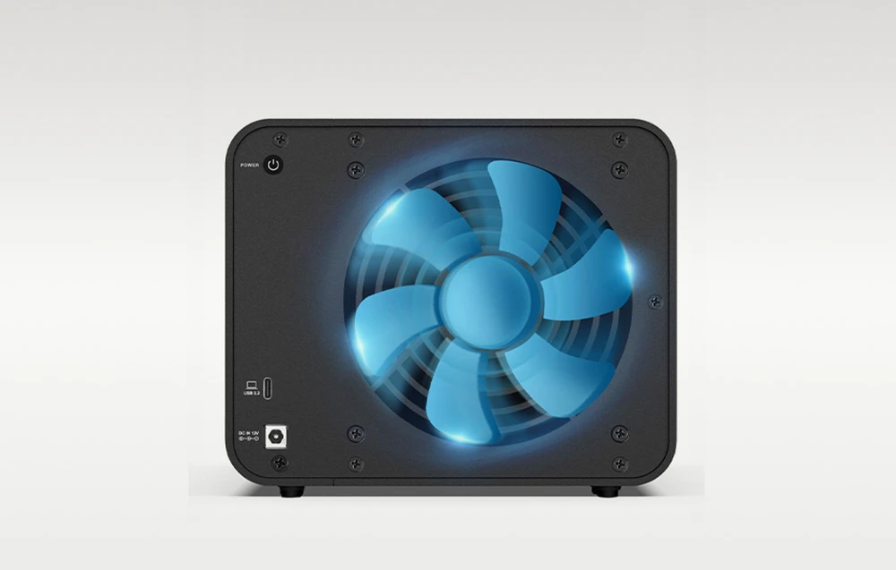 Panoul din spate al carcasei, cu un ventilator mare de răcire, un port USB 3.2 și o mufă de alimentare