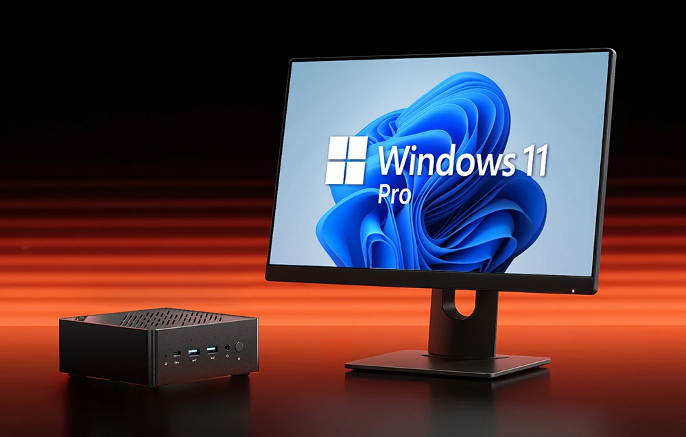 Un mic computer negru se află lângă un monitor care afișează logo-ul Windows 11 Pro pe un fundal portocaliu