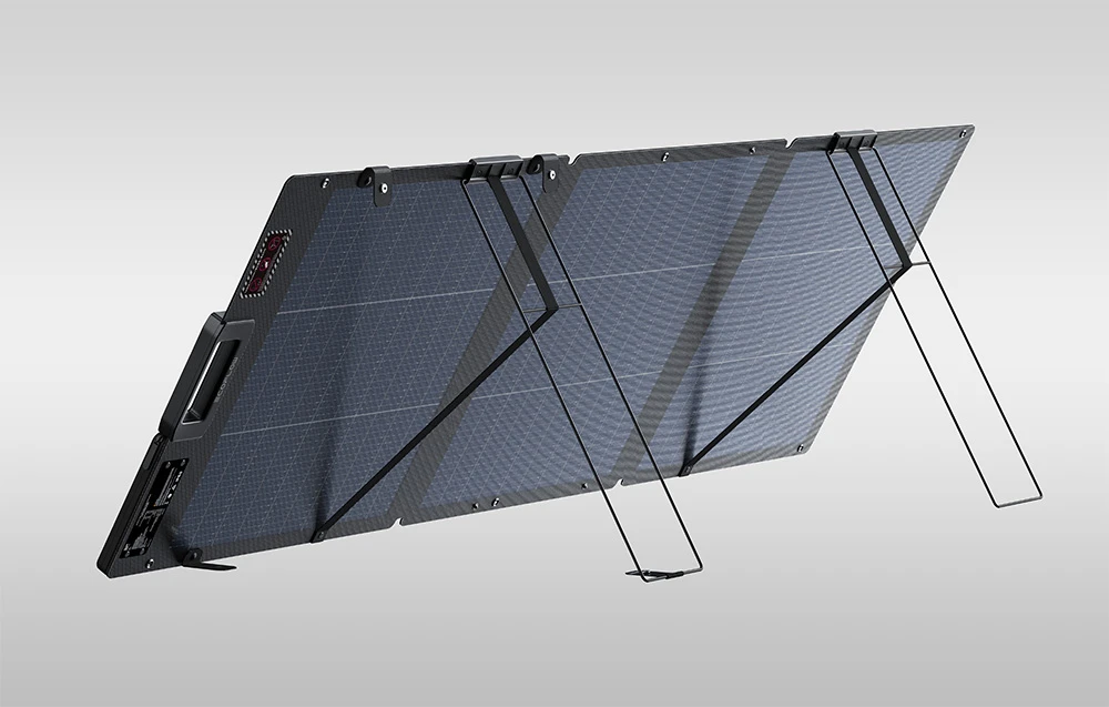 Panou solar desfăcut cu suporturi pe un fundal gri