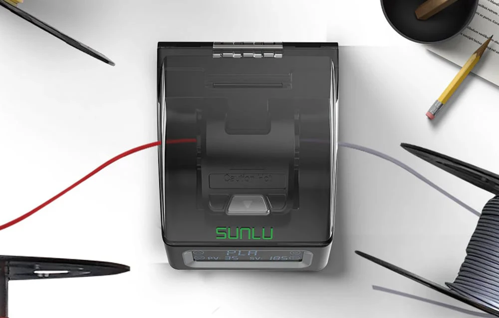 Vedere de sus a dispozitivului Sunlu FC01 cu filament încărcat și instrumente pentru operare în jurul dispozitivului