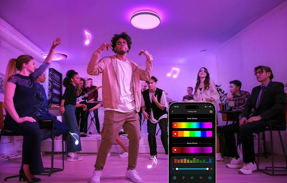 Un grup de oameni dansând la o petrecere într-o cameră cu iluminat violet la tavan și o aplicație vizibilă.