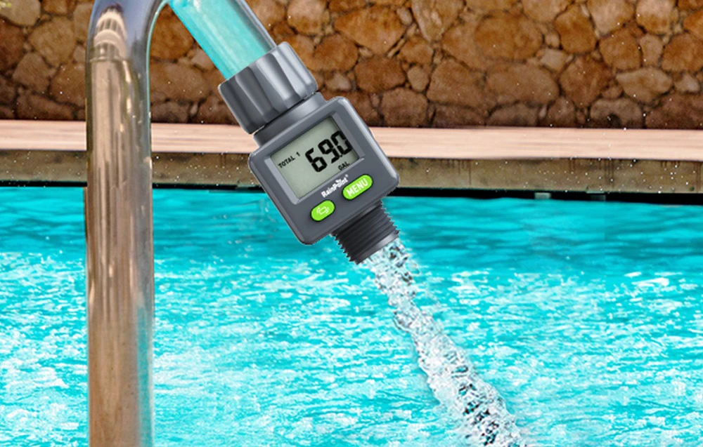 Debitmetru RainPoint instalat pe furtunul de umplere a piscinei, cu debitul de apă vizibil.
