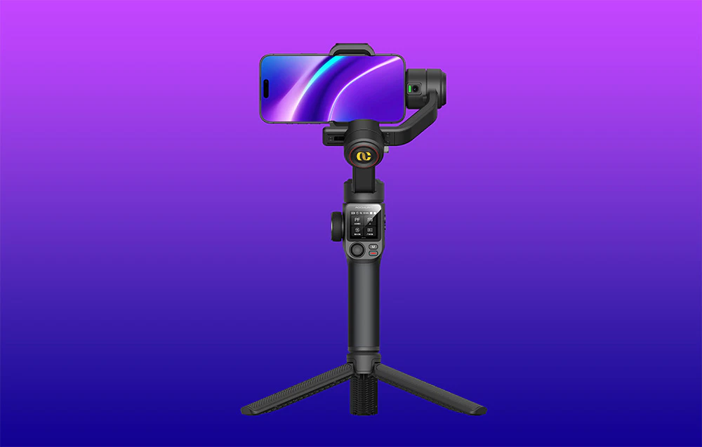 Stabilizator portabil cu un smartphone poziționat vertical pe un trepied, prezentat pe un fundal uniform.