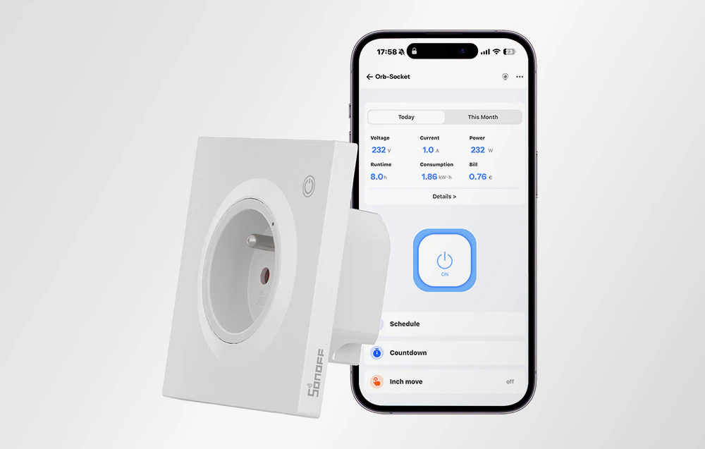 O priză inteligentă Sonoff, lângă un smartphone cu aplicația deschisă