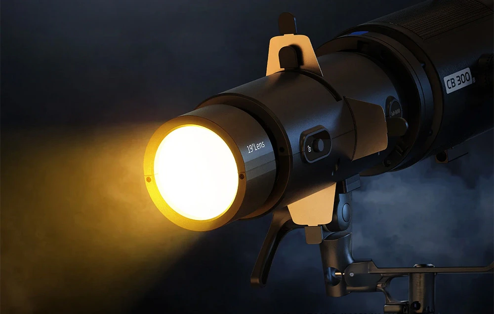 Lampa profesională CB300B cu accesoriu de proiecție, care emite o lumină spot puternică și caldă.