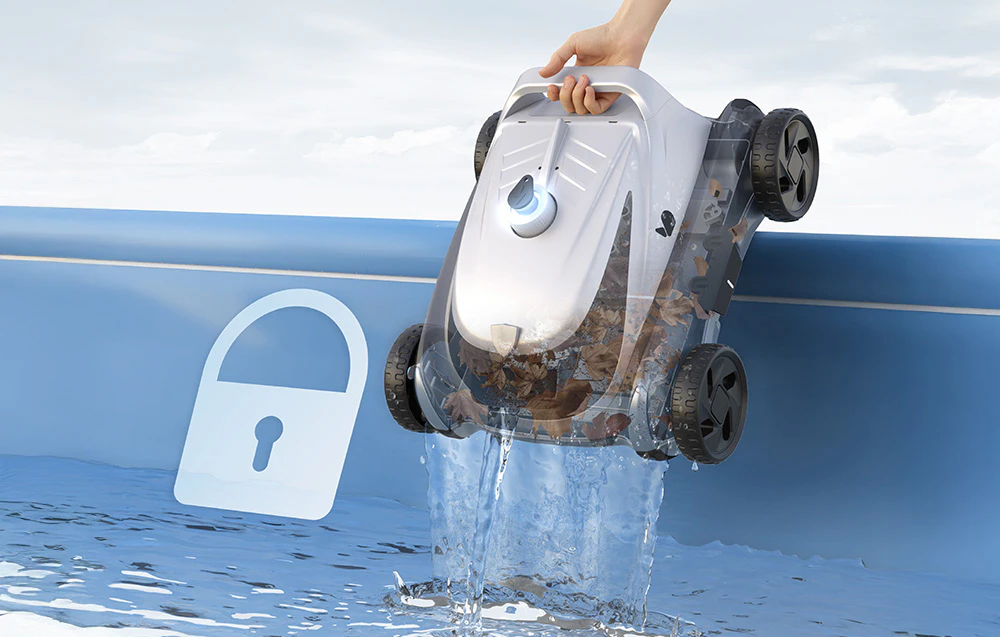 O mână ridică robotul de piscină din apă, permițând frunzelor și resturilor colectate în cameră să fie spălate