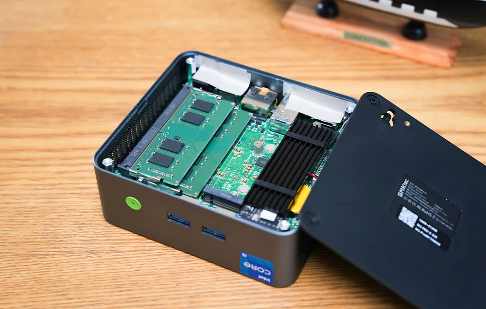 Mini PC-ul GMKtec M3 Pro deschis, arătând interiorul dispozitivului cu memorie RAM și opțiuni de extindere.