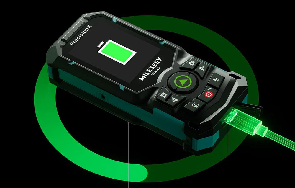 Telemetrul conectat la un cablu de încărcare, cu o pictogramă verde mare a bateriei vizibilă pe ecran.
