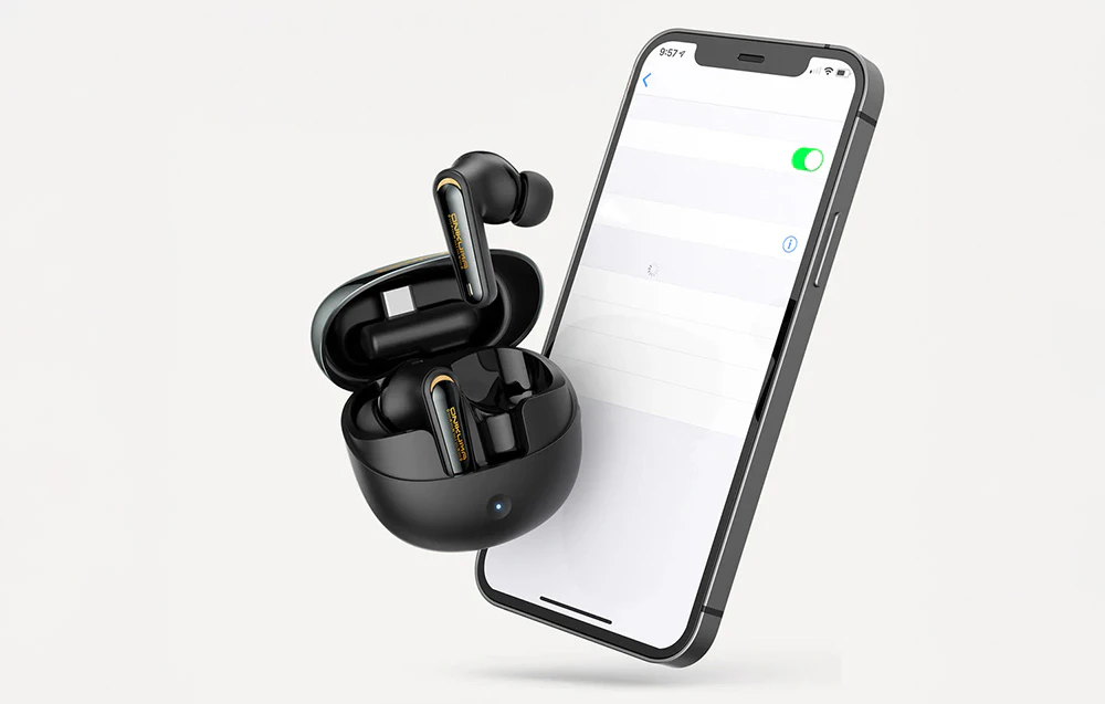 Căști TWS în carcasă cu receptor lângă smartphone cu setările pornite