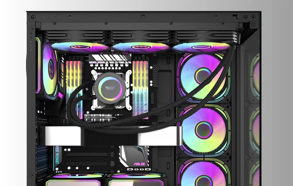 Interiorul carcasei computerului Darkflash DS900W cu componentele instalate.