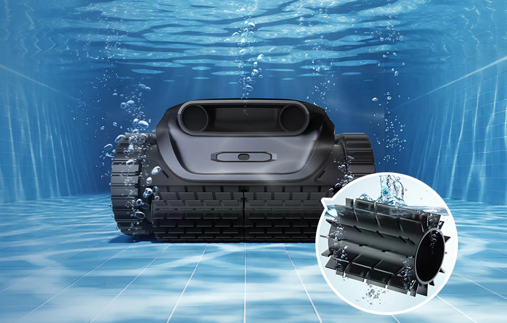 Un robot negru de curățare a piscinei care curăță fundul piscinei, cu un prim-plan al periei rotative de frecare