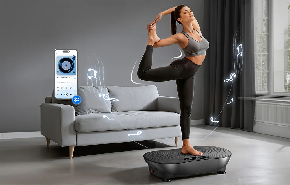 O femeie face exerciții pe platforma vibratoare Merach în sufrageria ei, ascultând muzică prin Bluetooth.