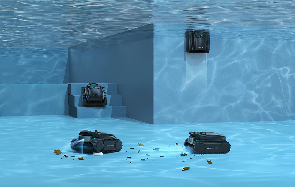 Robotii Wybot M2 curățând pereții și fundul piscinei cu vizualizarea traseelor de mișcare