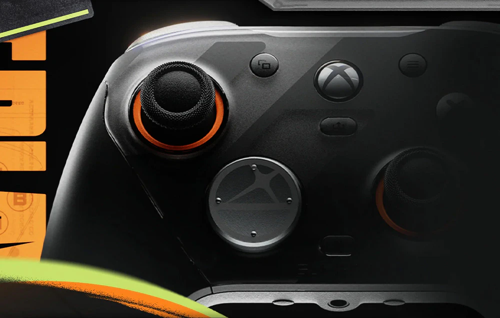 Prim plan al controlerului Xbox negru cu accente portocalii în jurul stick-urilor analogice.