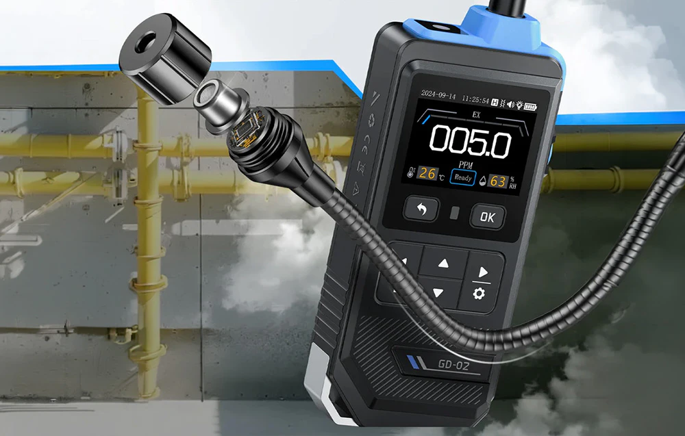Luxmetru profesional cu o secțiune transversală a capului senzorului pe fundalul conductelor industriale dintr-o fabrică