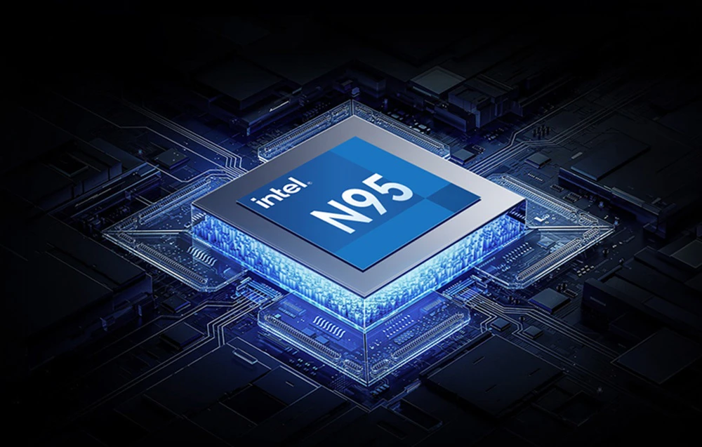 Imaginea procesorului Intel N95 montat pe o placă de bază retroiluminată