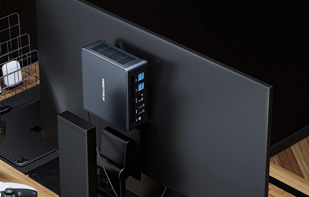 mini pc minis forum atașat la monitor