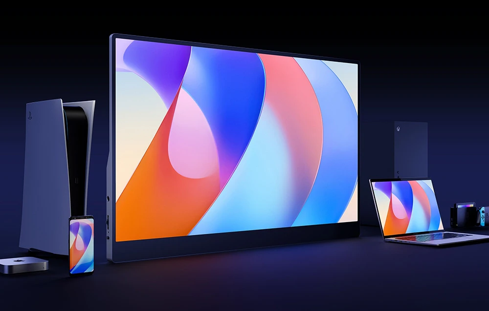 Monitorul portabil cu un fundal colorat se află lângă diverse dispozitive, inclusiv un smartphone, o consolă și un laptop.