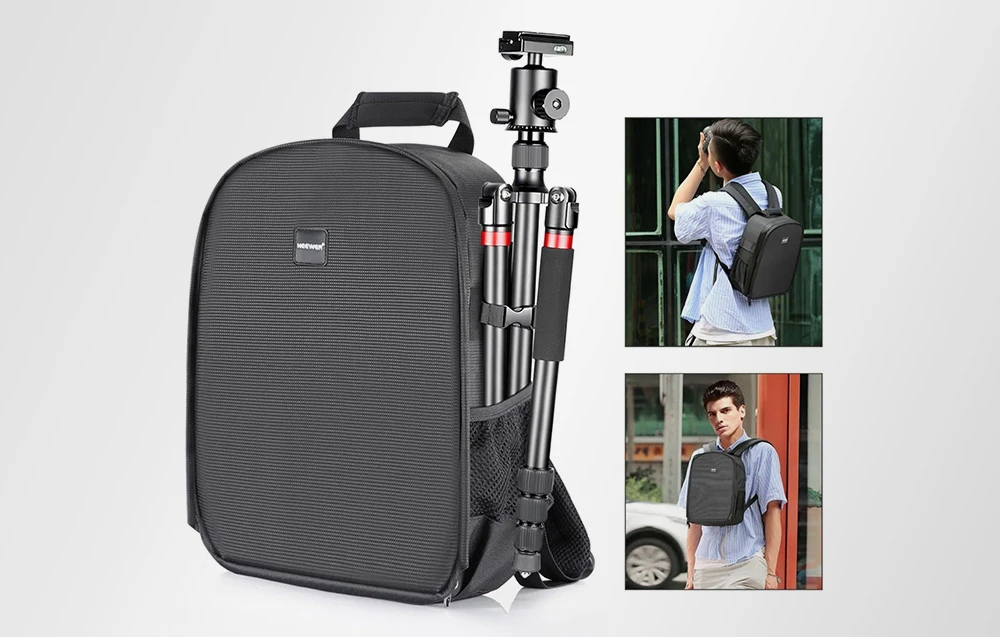 Un rucsac negru pentru aparat foto, cu un trepied atașat lateral și fotografii care îl arată pe spatele utilizatorului.