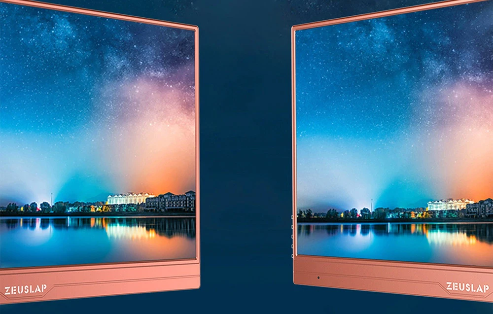 Două monitoare ZEUSLAP afișează o imagine a cerului nocturn și reflexia luminilor pe apă