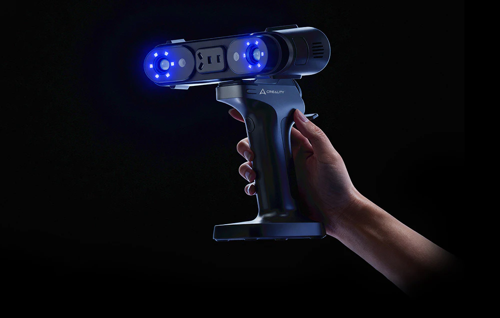 Scaner 3D portabil Creality care emite lumină albastră.