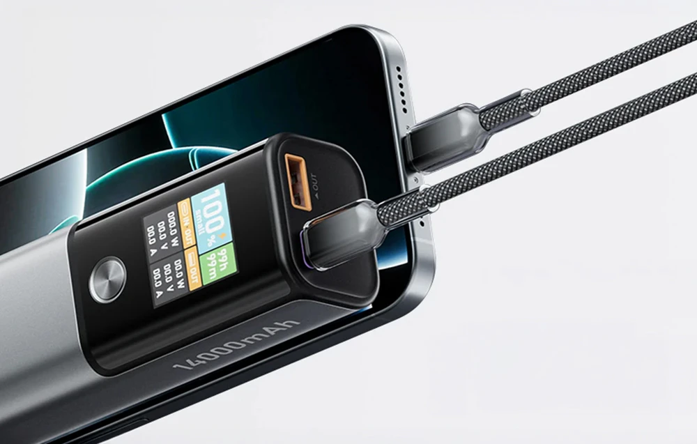 Baterie externă conectată la un smartphone pe un fundal deschis