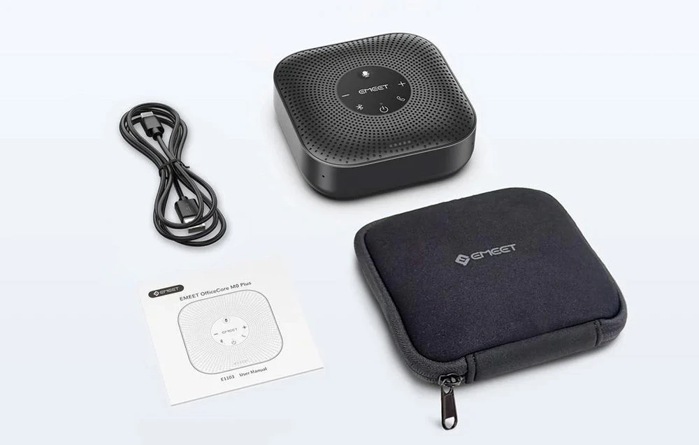 Un set conținând o boxă de conferință pătrată, o husă neagră cu fermoar, un cablu USB și un manual de utilizare pe un fundal alb