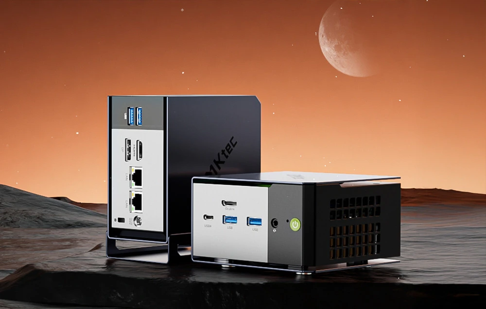 2 Mini PC-uri pe o suprafață neagră. Cer portocaliu și lună în fundal.