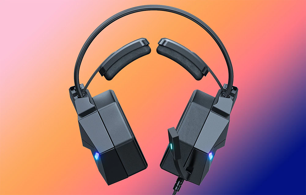 Căști de gaming negre pe un fundal cu gradient
