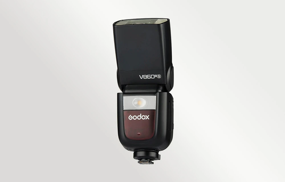 Blițul Godox V860III-S, vedere frontală care prezintă capul poziționat vertical, LED-ul și logo-ul mărcii