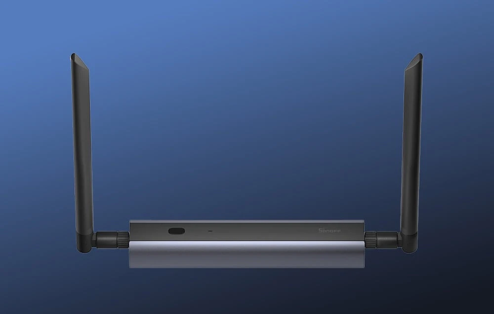 Gateway ZigBee Sonoff cu antene negre pe fundal albastru închis.