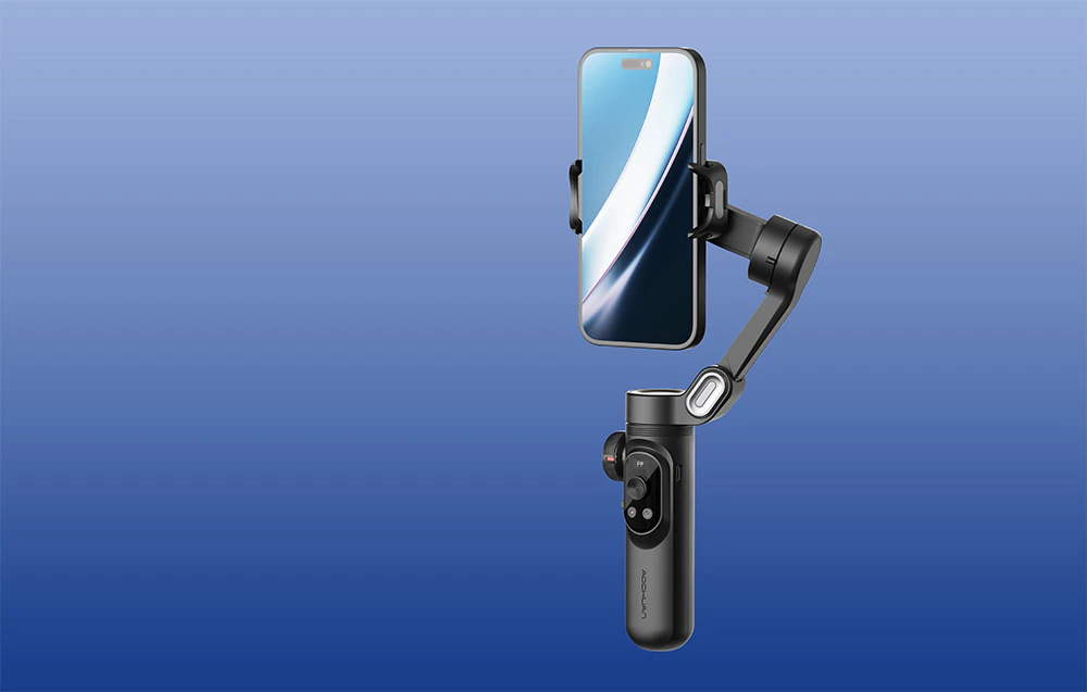Un gimbal cu un smartphone poziționat vertical pe un fundal albastru, prezentare de produs.
