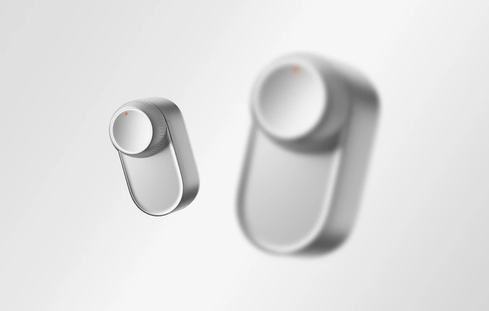 Compoziție minimalistă a două încuietori SwitchBot argintii cu LED-uri portocalii, dintre care una pătată