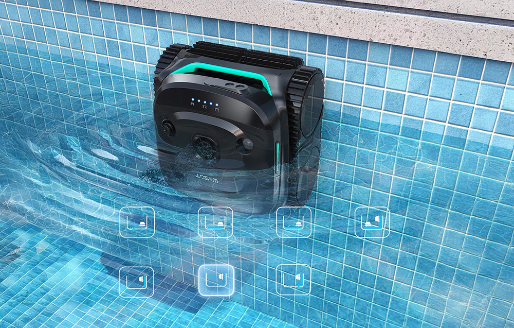Robot negru pentru piscină cu dungă turcoaz care curăță peretele unei piscine cu gresie albastră, cu șapte pictograme funcționale dedesubt