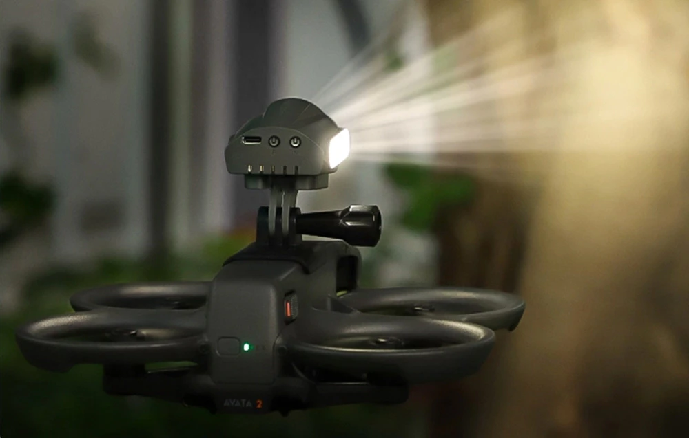 Adaptor universal cu o lampă aprinsă montată în partea superioară a corpului dronei.