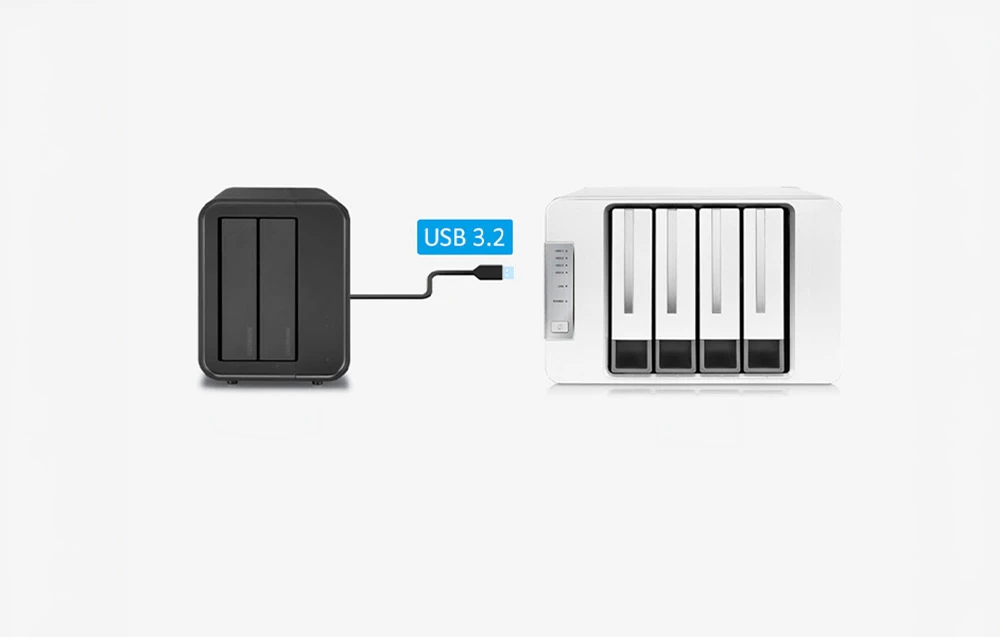 O carcasă pentru două unități de stocare conectată printr-un cablu USB 3.2 la un dispozitiv de stocare cu mai multe compartimente
