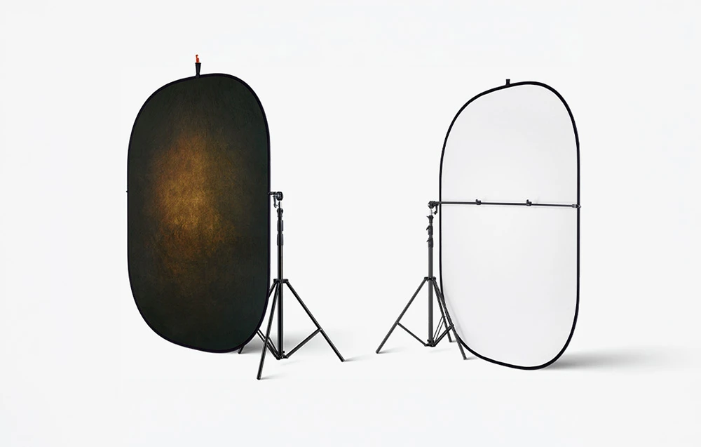 Două fundaluri fotografice fixate pe trepiede negre