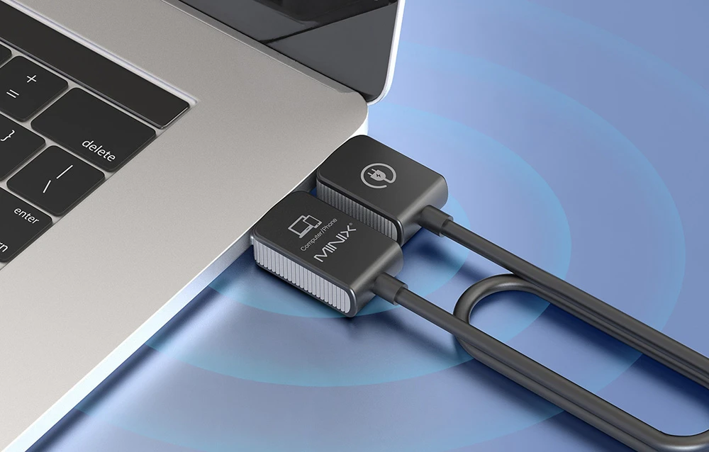 Adaptor MINIX conectat la un laptop lângă o a doua priză cu o pictogramă de alimentare pe fundal albastru