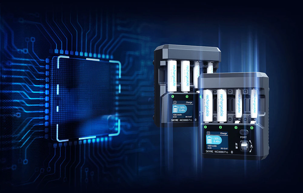 Două încărcătoare SkyRC NC3000 Pro pe fundalul unui circuit electronic care arată tehnologia de construcție.