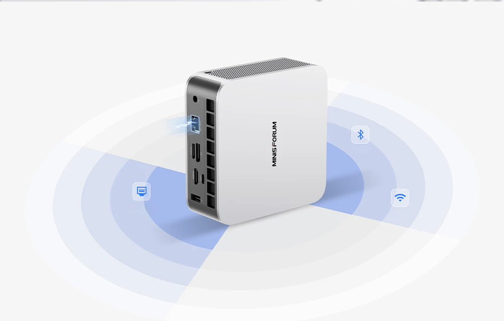 Mini pc minis forum pe fundal luminos lângă pictogramele port Ethernet, Bluetooth și Wi-Fi