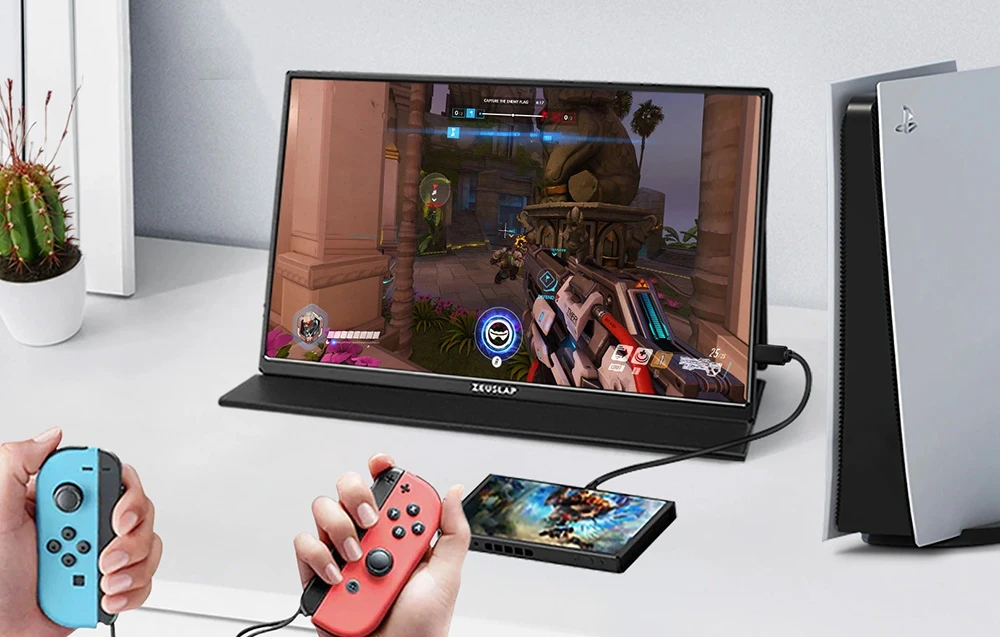 Consola PlayStation 5 conectată la un monitor portabil ZEUSLAP care afișează un joc video
