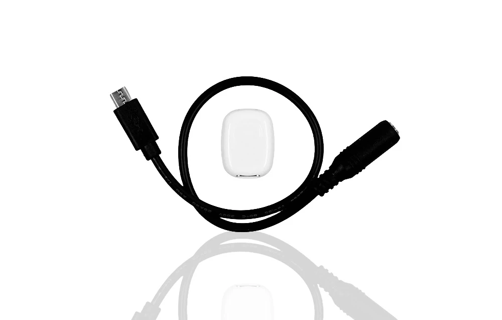 Senzor universal Shelly cu cablu USB-C pe un fundal alb